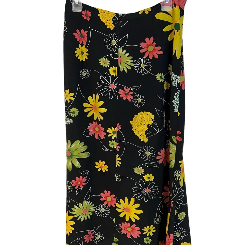A pretty skirt for the spring / summer. In size 10 - Picture 3 of 4
